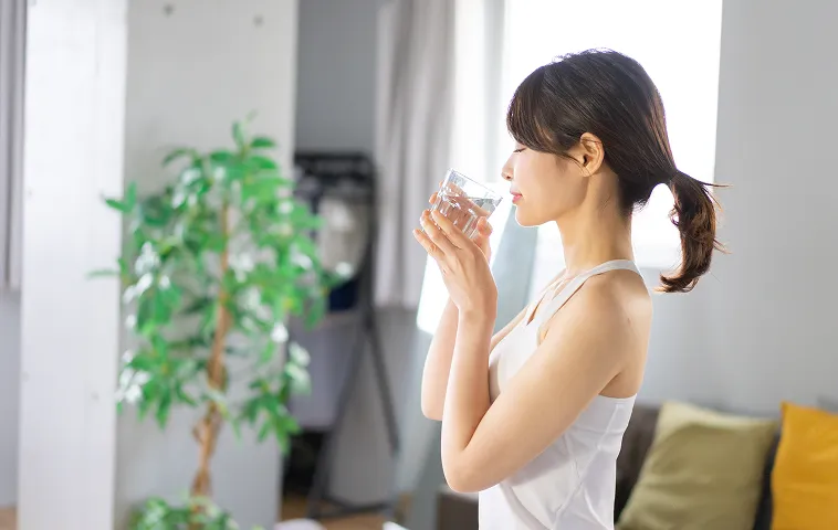 ソルフェジオウォーターを飲んでいる女性の画像
